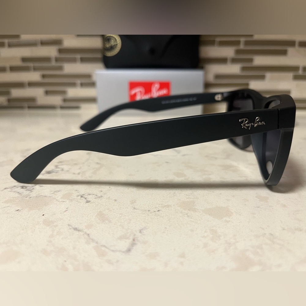 Ray-Ban Justin Black Polarized Gradient Grey Lens 54MM Sunglasses RB4165 622/T3 - Picture 4 of 10